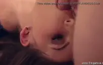 تحصل مراهقة صغيرة تبلغ من العمر 18 عامًا على أول تجربة لها في الشرج مع شاعر ضخم على كس.