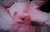 فتاة مراهقة ساخنة تمارس العادة السرية مع دمية الجنس.