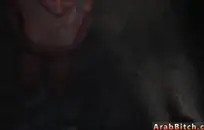 كنت مقيدًا بإحكام إلى السرير ومعصمي مقيدين فوق رأسي، وأُجبرت على الدخول في دورة لا نهاية لها من المتعة الجنسية الشديدة.