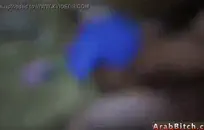 عريضان ، قضيب صلب - هذه طريقة أكثر فظاظة للقول وتؤكد على الطبيعة الجنسية للموقف.