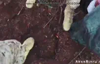 تتقاضى الكلبة اللاتينية القذرة المال مقابل مص العضو التناسلي النسوي المتعرق لها أثناء العمل في متجر مظلل للأغراض المستعملة مليء بالبضائع المسروقة والخردة.