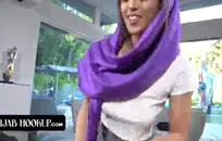 فتاة شقراء مثيرة وفظيعة تحب أخذ القضبان في حلقها مثل المحترفين