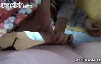 استمناء على السرير أثناء مشاهدة الأفلام الإباحية.