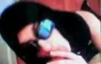 حصان يقذف على فتاة