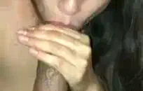 فتاة موشومة ترفع شخك منك.