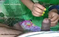 امرأة مشاكسة مثيرة ومكدسة مع شجيرة فاتنة تحصل على إصبعها مارس الجنس ومارس الجنس بشدة من قبل عشيق محظوظ أثناء ارتداء حمالة صدر وسراويل داخلية أرجوانية مثيرة، مما يؤدي إلى هزة الجماع الشديدة لكلا الطرفين المعنيين.