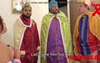 سخيف في الخارج على سطح السفينة، يتم الحصول على خبطت الكلبة مثل حيوان بري.