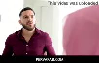 تمتص أمي قضيبها مثل المحترفين، لكن مهارات ابنتي في اللسان أفضل