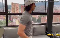 إنها تموت من أجل ديك قوي كبير في أعماق بوسها الضيق.