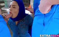 عاهرة طبخ المطبخ تخون زوجها بينما تتعرض للقصف بواسطة مسمار