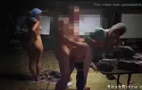 كومينغ مع صديقتي في سريري أمام السرير.