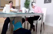 في سن المراهقة الصغيرة يعطي خدمة شفوية كبيرة إلى الديك.