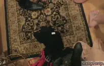 في سن المراهقة تمتص الديك في الحمام حتى انه مجنون في جميع أنحاء وجهها ووجهها.