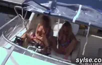 كانت الشقراء تجلس على مسند قدم من الجلد الصناعي، وهي تغازل عميلاً سريًا بشكل ساخر لم يكن لديه أي دليل على أنها كانت تلعب معه من أجل تسلية خاصة بها.