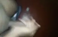 الاستمناء مع الباب مفتوحا ، كس ينفث للمرة الأولى.