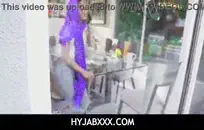 صبي صغير يلعب مع قضيبه في غرفته.