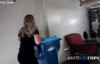 لا أستطيع التوقف عن مصه.