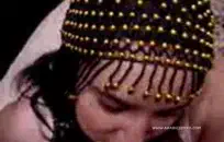 الأم وابنتها تبول في الحديقة