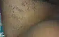 فرخ لاتيني مبتدئ مغطى بالحمل بعد أن حرثتها المتشددين.