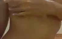 مص قضيبه بعد أن أخذته داخل الحمام.