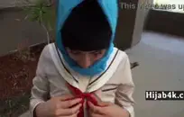 قطعة الحمار الساخنة تأخذ الأمر مثل البطل، وتبتلع كل قطرة من السائل المنوي التي يتم دفعها إلى أسفل حلقها بواسطة الديك الضخم الموجود في فمها.