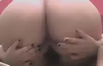 قصفت asscheeks ضيق بجد مع كريم.