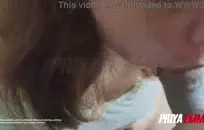 كانت الفتاة الساخنة ذات الثدي الكبير تمارس الجنس من قبل رجلين في وقت واحد، بينما قام كلاهما بضربها بقوة من الخلف، وصدموا قضبانهم في عمق كسها الرطب ومؤخرتها.