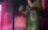 يظهر هذا المقطع فتاة منحرفة تحب ارتداء الجوارب الطويلة أثناء ممارسة الجنس مع صديقها بأسلوب هزلي، مع التركيز على مؤخرتها الكبيرة.