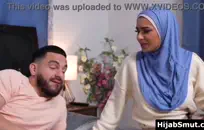 مص قضيبه في غرفته بالفندق.